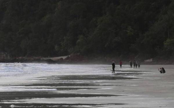 Penduduk terutama di sekitar pesisir pantai disarankan berwaspada susulan fenomena air pasang besar yang diramal berlaku hingga Ahad ini. - Foto fail Bernama