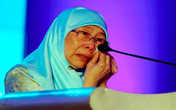 Dr Wan Azizah sebak ketika menyampaikan ucapan perasmian Kongres Wanita PKR sempena Kongres Nasional ke-16 PKR di Pusat Konvensyen IDCC hari ini. - Foto Bernama