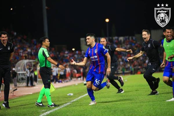 Forestieri meraikan jaringan keduanya yang juga merupakan gol kemenangan JDT pada perlawanan berkenaan. - Foto FB Johor Southern Tigers