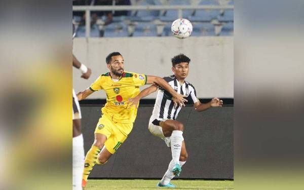 Pemain Terengganu F, Muhammad Azam Azmi Murad (kanan), cuba mengekang asakan daripada pemain import KDA FC, Mahmoud Almardi pada aksi di Stadium Sultan Mizan Zainal Abidin, Gong Badak, malam tadi. Foto Facebook Kedah Darul Aman Football Club