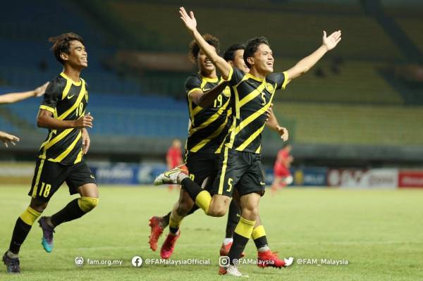 Faiz Amer (kanan) meraikan pertama bersama rakan sepasukan ketika perlawanan akhir Kejuaraan B-19 AFF menentang Laos di Jakarta, pada Jumaat. Foto: Football Association of Malaysia