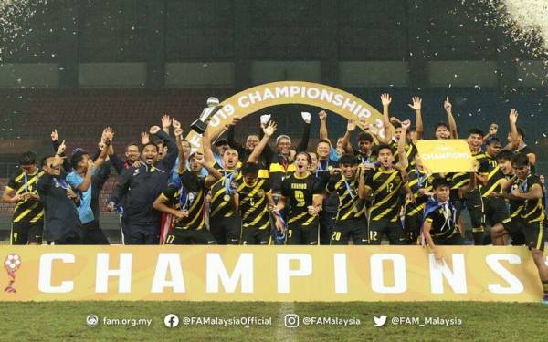 Skuad B-19 kebangsaan meraikan kejuaraan selepas menundukkan Laos 2-0 pada perlawanan akhir di Bekasi, Indonesia pada Jumaat. - Foto Facebook Football Association of Malaysia