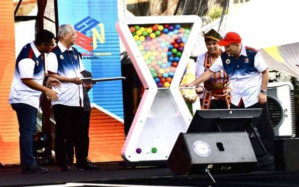 Ismail Sabri bersama Hajiji dan Ahmad Faizal ketika melancarkan sambutan Hari Belia Negara 2022 Peringkat Kebangsaan di Padang Pekan Tuaran, Tuaran pada Sabtu