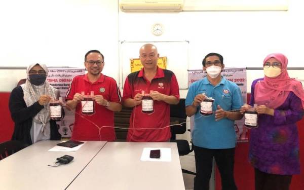 Simbolik promosi Program Pakat Derma Darah 2022 oleh Dr Rahimah (kiri) dan Johari (dua dari kiri) serta rakan penganjur. Foto SInar Harian