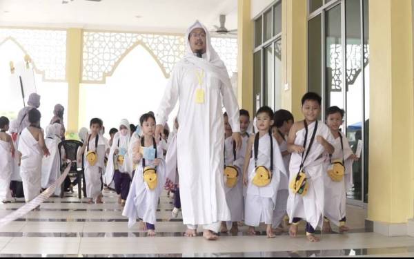 Murid-murid mengenakan pakaian ihram seperti mana haji yang sebenar.