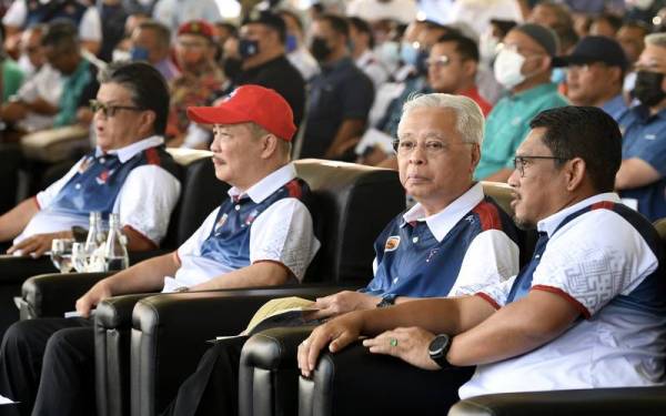 Ahmad Faizal (kanan) bersama Ismail Sabri ketika hadir pada Sambutan Hari Belia Negara Peringkat Kebangsaan di Pekan Tuaran pada Sabtu. - Foto Bernama