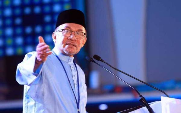 Anwar sewaktu ucapan dasar presiden dan perasmian Kongres Nasional Ke-16 PKR yang berlangsung di Pusat Konvensyen Ideal (IDCC) di sini pada Sabtu. - FOTO ROSLI TALIB