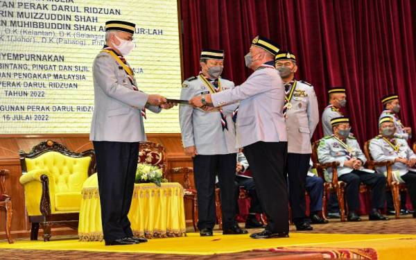 Sultan Perak Sultan Nazrin Shah berkenan menganugerahkan Bintang Semangat Padi Kelas Kedua Perak kepada Menteri Besar Perak Datuk Seri Saarani Mohamad sempena Istiadat Penganugerahan Bintang, Pingat dan Sijil Pengakap Raja 2022 di Bangunan Perak Darul Ridzuan, pada Sabtu. - Foto Bernama
