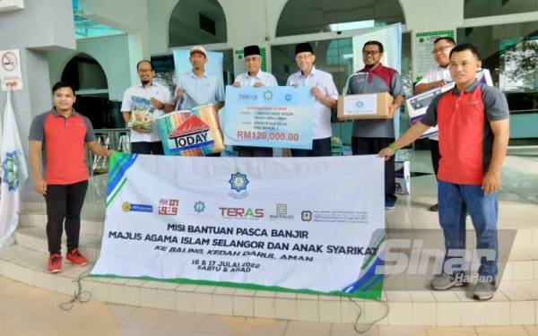 Abdul Aziz (empat kiri) bersama sebahagian wakil peserta konvoi Misi Bantuan Pasca Banjir MAIS ke Kedah