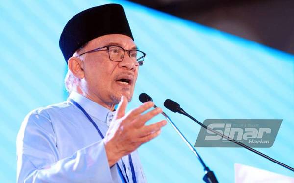 Anwar ketika menyampaikan Ucapan Dasar Presiden dan Perasmian Kongres Nasional Ke-16 PKR yang berlangsung di Pusat Konvensyen Ideal, Shah Alam pada Sabtu. - FOTO ROSLI TALIB.