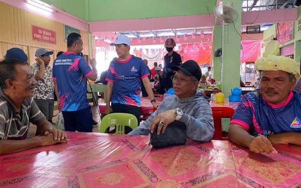 Annuar (dua dari kanan) beramah mesra dengan orang ramai semasa turun padang meninjau Pasar Ketereh pada Sabtu.