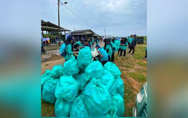 Antara sukarelawan yang menjayakan program kutipan sampah secara besar-besaran pada Sabtu.