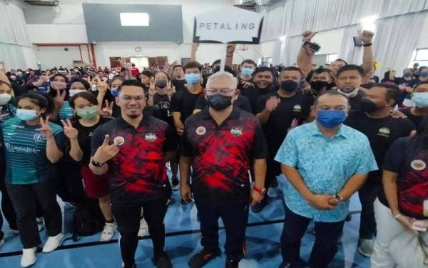 Noh (tengah) bersama peserta Program Malaysia Super League Peringkat Negeri Selangor di Dwi Emas Internasional School pada Sabtu.