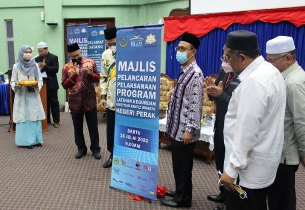 Mohd Yusop (tiga dari kanan) menyempurnakan Majlis Pelancaran dan Tandatangan Kolaborasi Pelaksanaan Program Latihan Keguruan Institut Tahfiz Swasta Negeri Perak di Institut Tadbiran Islam Negeri Perak pada Sabtu.