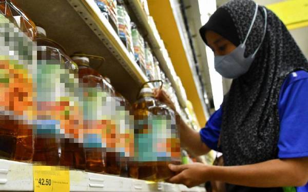 Harga minyak masak tidak bersubsidi dijangka turun dalam tempoh dua minggu lagi. - Gambar hiasan.