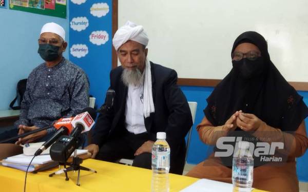 Norhamsiah (kanan) bersama peguam, Mohamad Zainudin (tengah) serta datuk saudara mangsa, Mustafa Hasan (kiri) ketika sidang media di Taman Rasmi Jaya pada Sabtu.