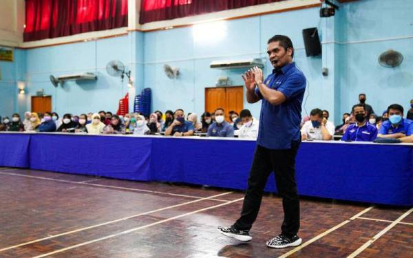 Mohd Radzi hadiri sesi libat urus bersama guru-guru di SMK Merpati, Sandakan pada Sabtu.