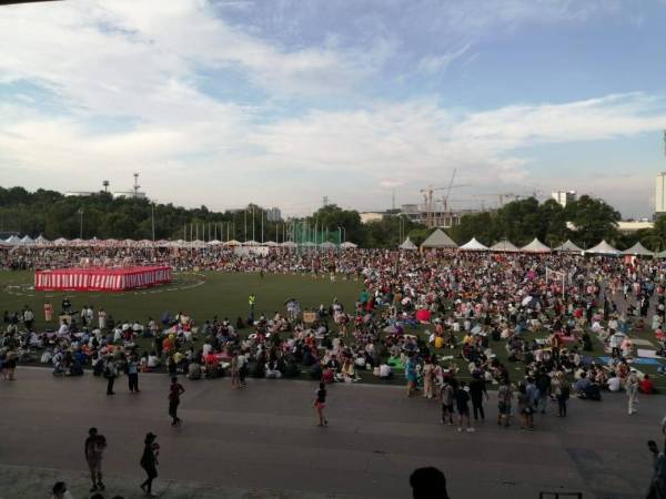 Orang ramai memenuhi pentas utama Festival Bon Odori sekitar jam 5 petang