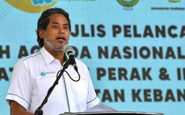 Khairy Jamaluddin berucap pada Program Pelancaran Jelajah Agenda Nasional Malaysia Sihat (ANMS) Peringkat Negeri Perak di Bulatan Sultan Azlan Shah hari ini. - Foto Bernama