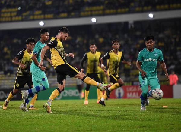  Pemain Perak FC, Luciano Guaycochea (tiga, kiri) merembat bola ke gawang gol lawan ketika bertemu TFC II dalam saingan Liga Premier Malaysia 2022 di Stadium Perak pada Sabtu. - Foto Bernama