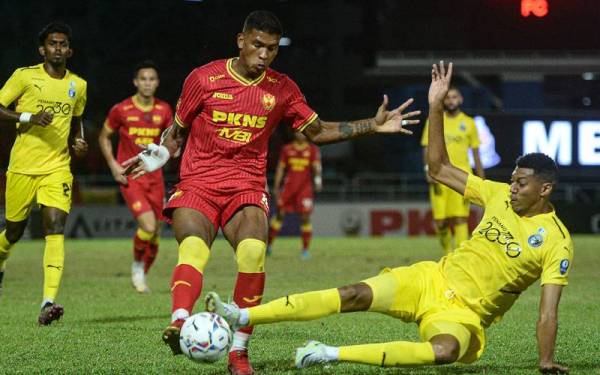 Herlison Caion De Souza Ferreira diasak pemain Penang FC dalam aksi Liga Super di Stadium MBPJ sebentar tadi. - Foto Bernama