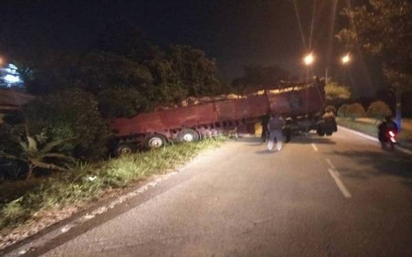 Sebuah treler muatan besi merempuh sebuah rumah di Jalan Peringkat 4, Felda Sendayan. - Foto PDRM