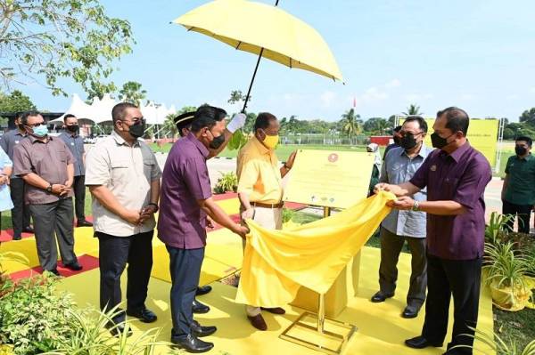 Sultan Sallehuddin (tengah) berkenan mencemar duli ke Program Penanaman Pokok sempena Sambutan Hari Hutan Antarabangsa Peringkat Negeri Kedah di Tasik Darulaman, Jitra pada Ahad. Turut hadir Muhammad Sanusi (kiri) dan Muhammad (dua dari kiri).