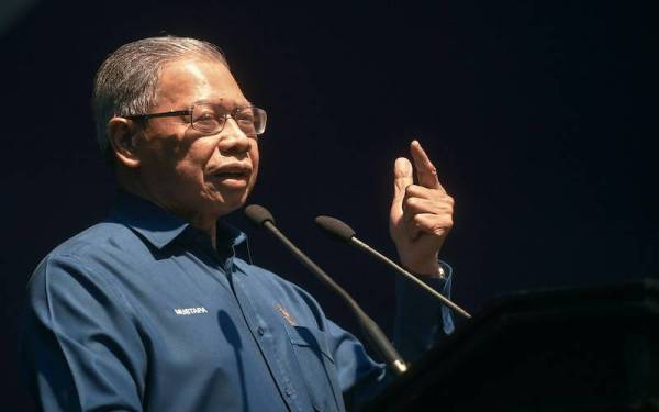 Mustapa berucap dalam Seminar Pasaran Buruh - Program Outreach Pemprofilan Pencari Kerja Peringkat Negeri Kelantan 2022 sempena Karnival Aspirasi Keluarga Malaysia di Dewan Utama Universiti Sains Malaysia Kubang Kerian hari ini. Foto Bernama.