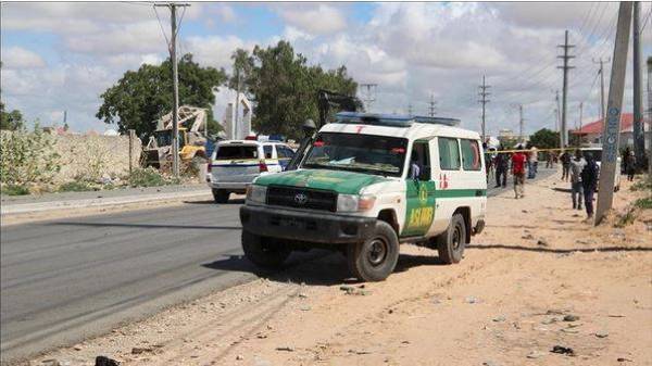 Ramai dilaporkan cedera dalam satu insiden serangan bom kereta yang menyasarkan sebuah hotel popular di bandar Jowhar, selatan Somalia pada Ahad. - Foto Anadolu Agency