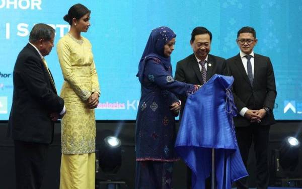 Raja Zarith Sofiah berkenan menyempurnakan pelancaran tiga buah buku untuk jualan serta manfaat umum dalam Majlis Santapan Diraja UTM di Persada Johor, Johor Bahru, pada Ahad.