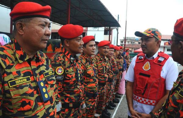 Mohd Jafni (dua kanan) beramah mesra dengan ketua-ketua balai diiringi Yahaya sempena lawatan kerjanya ke BBP Larkin, Johor Bahru. 