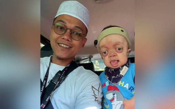 Mohd Hasif (kiri) sanggup melakukan apa sahaja bagi memastikan Muhammad Hafiy dapat menjalani kehidupan normal sepertimana kanak-kanak seusianya.