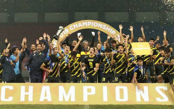 Skuad negara meraikan kejayaan muncul juara Kejuaraan B-19 AFF 2022 di Indonesia pada Jumaat lalu.