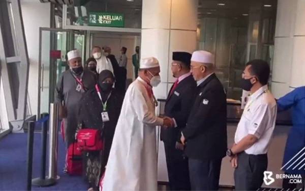 Ketibaan jemaah disambut Timbalan Menteri di Jabatan Perdana Menteri (Hal Ehwal Agama), Datuk Ahmad Marzuk Shaary dan Pengerusi Tabung Haji (TH), Tan Sri Azman Mokhtar.