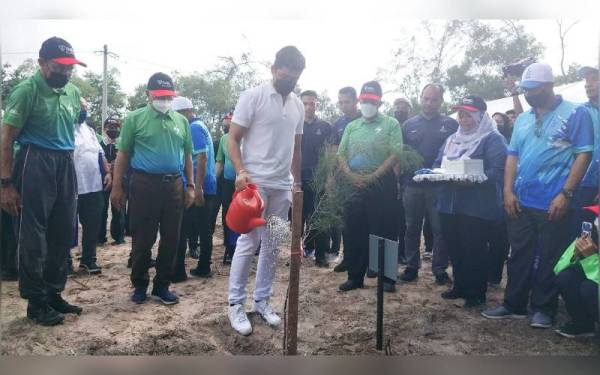 Tengku Hassanal Ibrahim Alam Shah menyempurnakan aktiviti menanam pokok sebagai gimik perasmian Program Pemuliharaan Ekosistem Zon Penampan TNB dan MBK di Pantai Chendor, Kuantan pada Isnin.