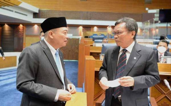 Hajiji (kiri) bertemu Mohd Shafie sebelum sidang DUN Sabah bermula.