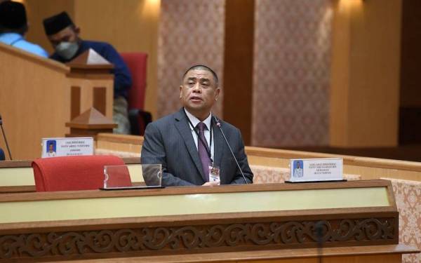 Saarani ketika membentangkan RUU Sumber Air 2022 sempena Mesyuarat Kedua, Tahun Kelima DUN Perak ke-14 di Bangunan Perak Darul Ridzuan, di sini. - Foto Urusetia Dewan Negeri Perak