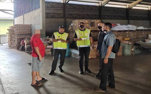 Sebuah premis di Port Dickson, Negeri Sembilan diserbu KPNDHEP pada Jumaat lalu kerana menyimpan minyak masak tanpa permit.