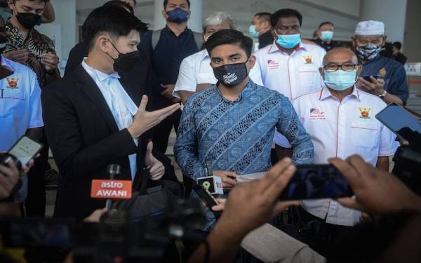 Ahli Parlimen Muar, Syed Saddiq Syed Abdul Rahman (tengah) berdepan empat pertuduhan berkaitan pecah amanah dana Armada. Foto Bernama.