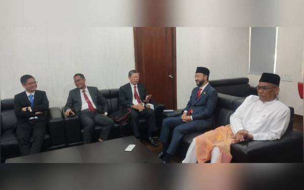 Sidang media oleh ADUN pembangkang (dari kanan) Ismail, Mukhriz, Kok Yew, Mohd Asmirul dan Teh Swee Leong.