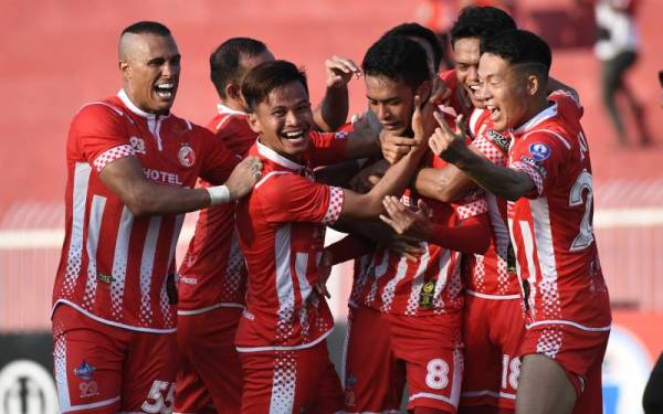 Syed Sobri (tiga, kanan) meraikan jaringan bersama pemain The Red Warriors lain perlawanan Liga Premier menentang UiTM di Stadium Sultan Muhammad Ke-IV, pada Isnin. - Foto Bernama