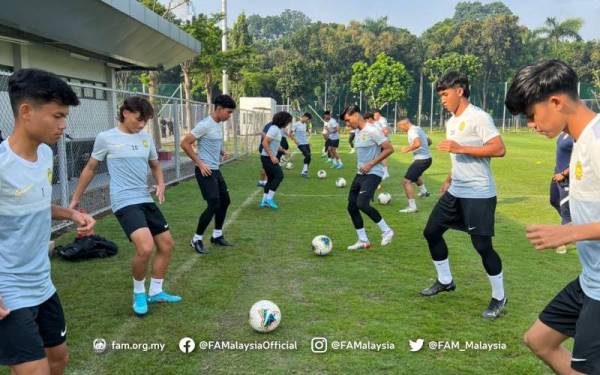 Barisan pemain muda negara menjalani latihan ketika menghadapi Kejuaraan B-19 AFF 2022 di Indonesia baru-baru ini.