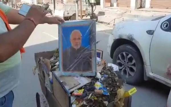 Gambar Perdana Menteri, Narendra Modi terdapat di dalam troli sampah milik Bobby di negeri Uttar Pradesh baru-baru ini. - Foto Pyush Rai/Twitter