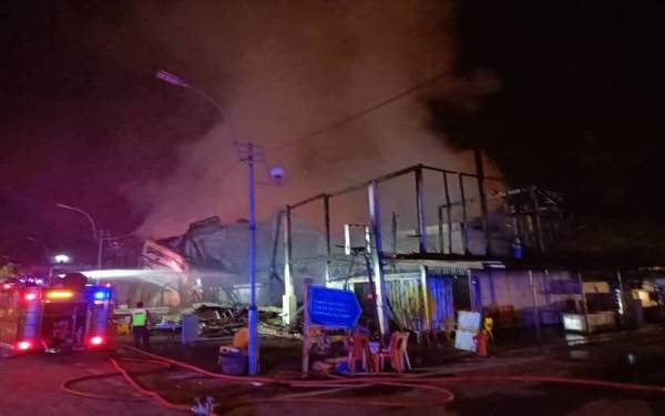 Deretan lapan kedai terbakar di Jalan Menteri dalam kejadian lewat malam Isnin.