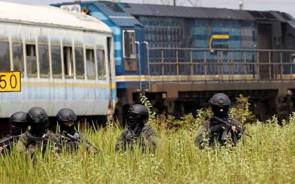 Latihan Dalam Perkhidmatan (LDP) &#039;Counter Terrorist Team&#039; Pasukan Gerakan Khas 69 Komando PDRM dilaksanakan bagi meningkatkan tahap kemampuan dan teknik dalam menghadapi ancaman pengganas di kawasan tumpuan orang ramai seperti lapangan terbang atau stesen kereta api. - Foto Bernama