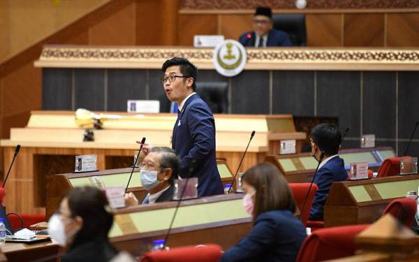 Howard Lee bangun menafikan terdapat kelulusan diberikan ketika zaman PH terhadap perlombongan lantanid di Hulu Perak. - Foto Urusetia Dewan Negeri Perak