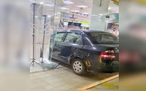 Kereta Proton Saga yang dipandu lelaki berusia 57 tahun merempuh sebuah kedai serbaneka di stesen minyak.