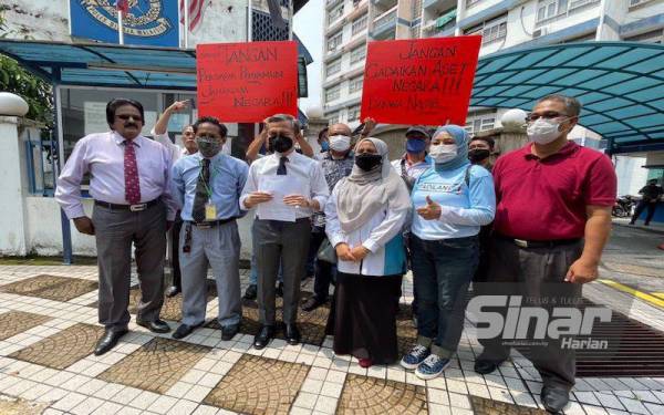 Fahmi bersama ahli PKR Lembah Pantai tampil membuat laporan polis di Balai Polis Lembah Pantai pada Selasa.