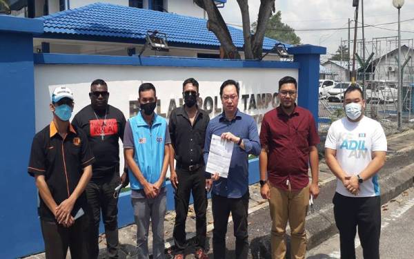 Wee Tse menunjukkan salinan laporan polis terhadap Najib yang dibuat di Balai Polis Tampoi, Johor Bahru pada Selasa.