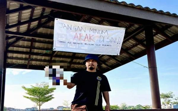 Syed Mohd Aizuddin menunjukkan beberapa botol arak yang dikutip sekitar tanah lapang di Seksyen 5, Jasin Bestari.